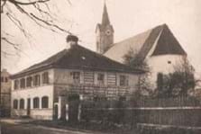 Pfarrhaus und Pfarrkirche um das Jahr 1920