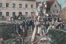 Der Maibaum wird aufgestellt (am jetzigen Rathausplatz) im Jahr 1903